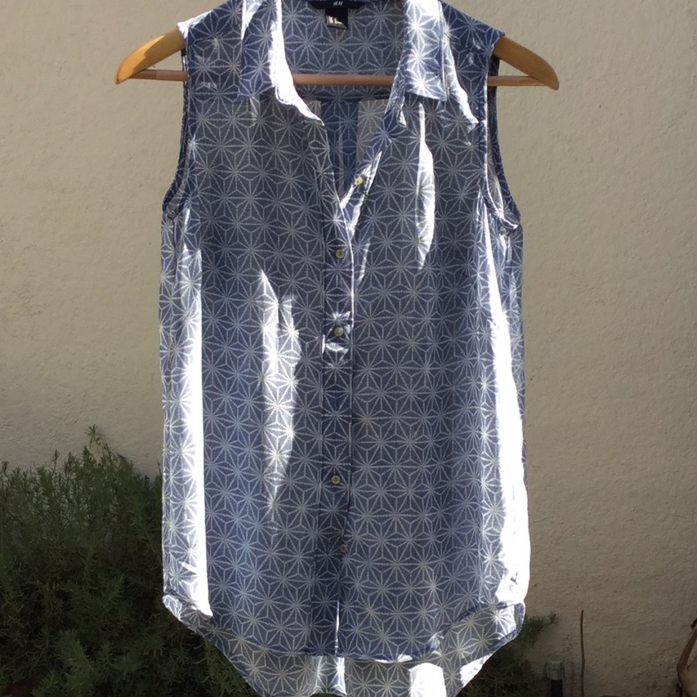 Sleeve less shirt.